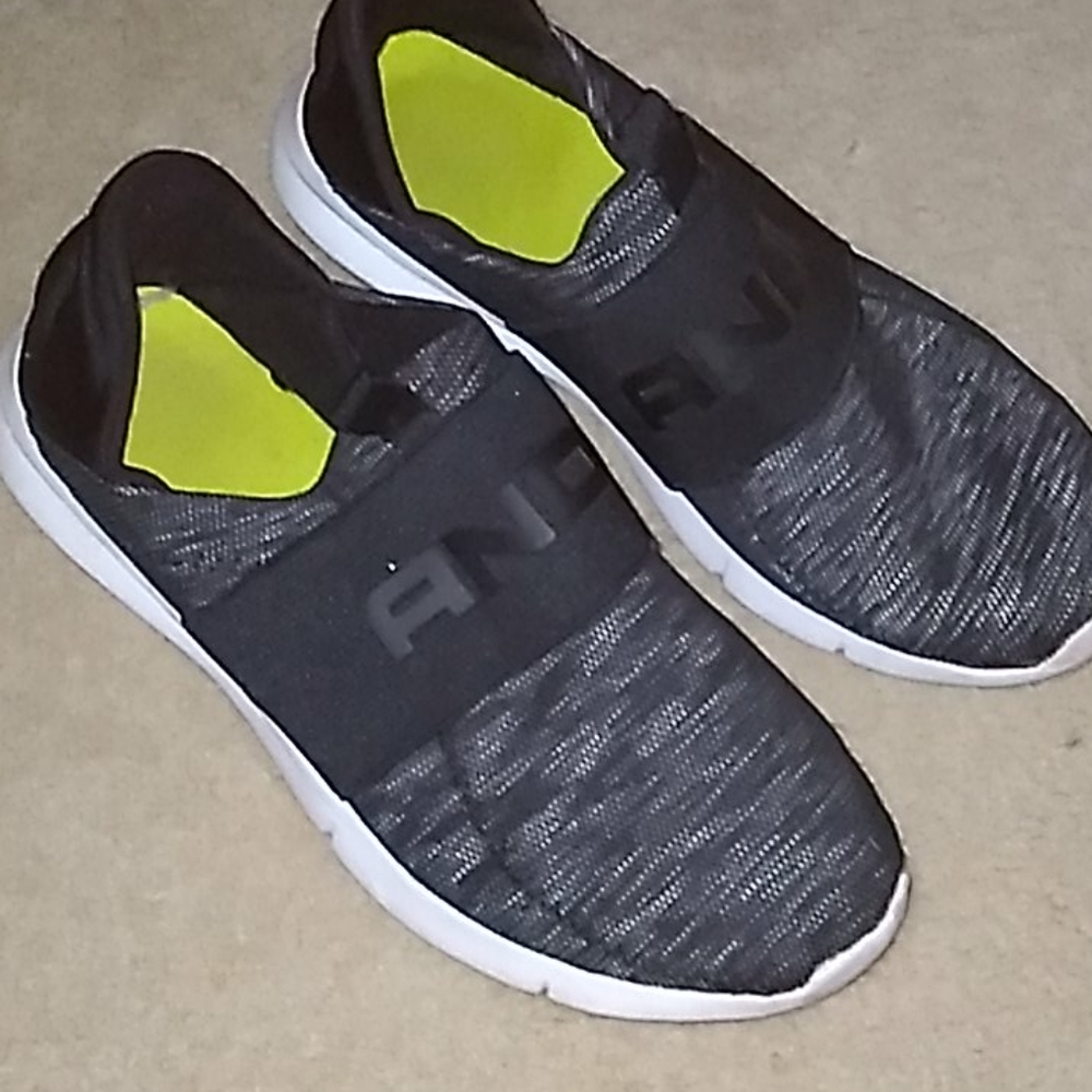 Lebron witness 4 shoes, clothing, and 3 ps4 games - Picture 6 of 12